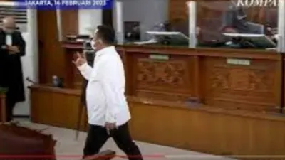 Setelah Divonis 15 Tahun Oleh Hakim, Kuat Ma'ruf Acungkan Simbol Metal Kepada Jaksa Penuntut Umum.(Tangkap Layar YouTube KOMPASTV)
