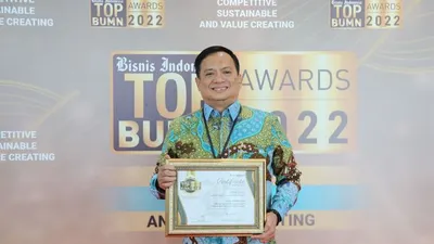 Direktur Utama PT PNM Sabet TOP CEO Bisnis Indonesia Awards 2022 