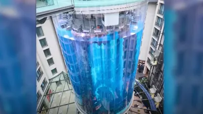 Akuarium besar AquaDom yang ada di dalam sebuah hotel di Berlin, Jerman, pecah hingga menumpahkan air sebanyak 1 juta liter.