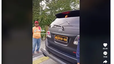 Viral Mobil Dinas Polisi Masuk Jalur Busway dan Tabrak Pengendara Motor, Bikin Netizen Geram