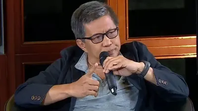 Terciduk! Rocky Gerung Dirangkul Wanita Muda Saat Nonton Konser Dewa 19, Netizen: Seleranya Bagus Juga!