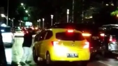 Terungkap! Pelaku Koboi Perusak Mobil Honda Brio di Jalan Senopati Ternyata Ancam Korban dengan Senjata Mainan