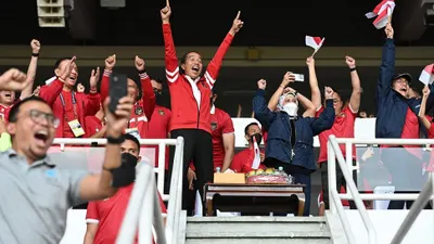 Presiden Jokowi dan Ibu Negara Iriana Jokowi ketika menyaksikan pertandingan timnas Indonesia vs Thailand di babak penyisihan grup Piala AFF 2022. Indonesia bakal menghadapi Filipina pada Senin, 2 Januari 2022