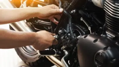 Kami susun daftar 10 tanda yang menunjukkan motor Anda perlu segera dilakukan servis. Jangan abaikan ciri-ciri berikut ini ya.