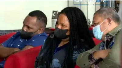 Istri dan anak Lukas Enembe, Yulce Wenda dan Astract Bona Timoramo Enembe diperiksa oleh penyidik KPK pada Rabu, 18 Januari 2023. (Foto:MetroTv News)