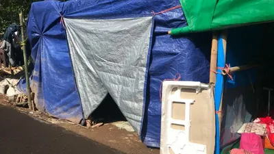 Berdiam diri di tenda posko pengungsian gempa Cianjur dengan segala keterbatasan membuat warga alami gangguan mental emosional.