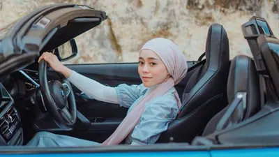 Foto dengan Mobil Sport Mewah, Lagi-lagi Lesty Kejora Dihujat Warganet ; Paling Mobil Sewaan