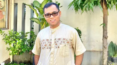 Haji Faisal, ayah dari Fuji.