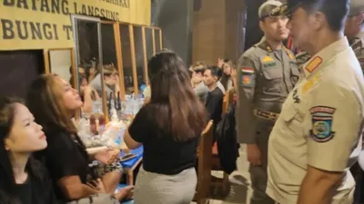 Lokasi prostitusi berkedok toko baju di Serpong Utara, Tangerang Selatan digerebek Satpol PP, Sabtu (28/1) lalu. 