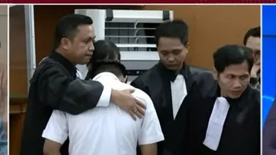 Terungkap! Ini yang Disampaikan Bharada E Saat Peluk Ronny Talapessy Sambil Nangis Usai Dengar Tuntutan Jaksa
