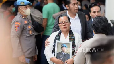 Ibunda Brigadir Nofriansyah Yoshua Hutabarat, Rosti Simanjuntak membawa foto mendiang anaknya saat menghadiri sidang pembacaan vonis pembunuhan mendiang anaknya di Pengadilan Negeri Jakarta Selatan, Senin (13/2/2023).