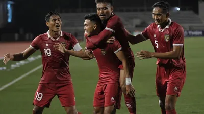 Pesepak bola Timnas Indonesia Dendy Sulistyawan (kedua kiri) bersama rekan setimnya merayakan gol yang dicetaknya ke gawang Timnas Filipina dalam laga lanjutan Grup A Piala AFF 2022 di Rizal Memorial Stadium, Manila, Filipina, Senin (2/1/2023). ANTARA FOTO/Akbar Nugroho Gumay/wsj.