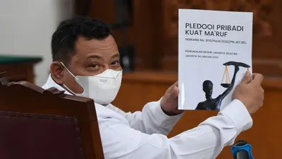 Terdakwa kasus dugaan pembunuhan berencana Brigadir Yosua, Kuat Maruf menunjukkan nota pembelaan atau pledoi saat sidang lanjutan di PN Jakarta Selatan, Jakarta, Selasa (24/1/2023).(Antara/Akbar Nugroho Gumay)