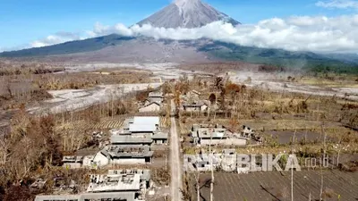 Gunung Semeru Kabupaten Lumajang Mengeluarkan Erupsi Setinggi 1.500 Meter