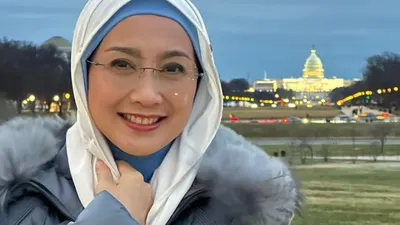 Desy Ratnasari disentil netizen usai membagikan foto mengenakan pakaian semacam kupluk di kepala, disebut mulai terbuka pakaiannya.