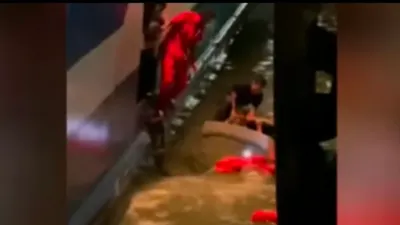 Mobil Tercebur ke Laut di Pelabuhan Merak, Dua Penumpang Berhasil di Evakuasi