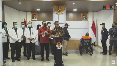 Lukas Enembe Resmi Pakai Baju Oranye KPK Setelah Tersandung Kasus Gratifikasi Bernilai Miliaran Rupiah