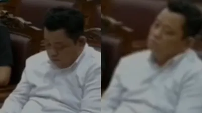 Kuat Maruf terlihat tertunduk lesu dengan muka cemberut saat mendengarkan putusan hakim pisahkan sel dengan Ricky Rizal.