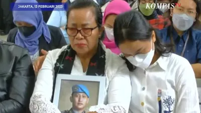 Berseragam Lengkap Polri Brigadir J &lsquo;Hadir&rsquo; Kawal Sidang Vonis Ferdy Sambo, Ibunda: Ada Yosua Melihat Sidang