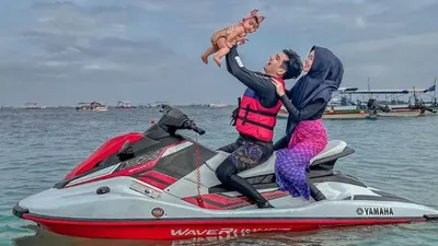 Lagi-lagi Demi Konten, Ria Ricis Bahayakan Anak Sendiri Saat Bermain Jetski. Tanpa Pelampung!