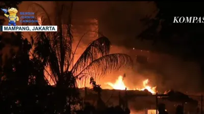 Kebakaran Menghanguskan Pemukiman Padat Penduduk di Mampang Prapatan Jakarta