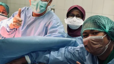 Marshel Widianto, komika ternama, membagikan beberapa kabar menggembirakan di akun media sosialnya, kelahiran anak pertamanya bersama Cesen.
