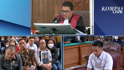 Kamaruddin Simanjuntak beberapa kali menyapu air matanya usai hakim mengabulkan status Richard Eliezer sebagai seorang Justice Collaborator.