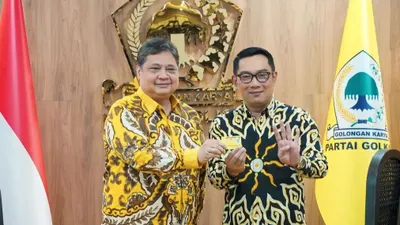 Ketua Umum Partai Golkar, Airlangga Hartarto bersama Ridwan Kamil
