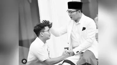 Foto Eril saat sungkem dengan ayahnya Ridwan Kamil