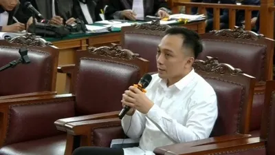 Terdakwa Ricky Rizal dalam persidangan pembacaan pledoi di PN Jaksel. (Dok. PMJ News)
