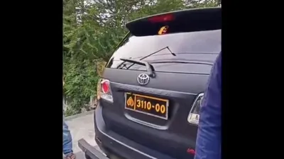 Dalam keterangan yang tercantum, kejadian aksi mobil dinas tabrak pemotor terjadi di jalur Busway arah Pulogadung menuju Jalan Pramuka, Jakarta Timur.