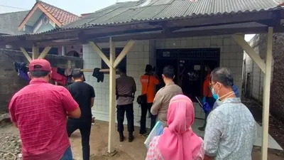 Kasus keracunan di dalam satu keluarga terjadi di Bekasi, semua korban telah mengeluarkan busa dari mulutnya.