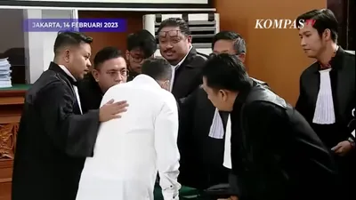 Pilu, Ini Ekspresi Kuat Maruf Saat Tertunduk di Depan Penasihat Hukum Setelah Divonis 15 Tahun Penjara