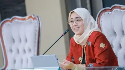 Bupati Purwakarta Anne Ratna Mustika memberikan sebuah ucapan selamat kepada seseorang dan sebuah kalimat semangat.