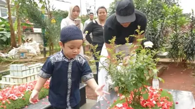 Antusias Gala Sky ke Makam Vanessa Angel Bikin Banjir Air Mata, Kenang Ulang Tahun Mendiang Ibu