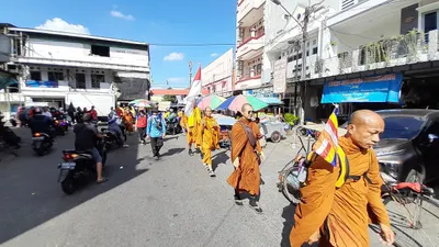 32 biksu dari Thailand yang jalan kaku ke Candi Borobudur singgah di Bekasi 