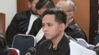 Haru! Momen Pelukan Hangat Richard Eliezer dan Orangtuanya di Ruang Sidang Bikin Warganet Nyesek