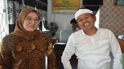 Heboh, Dedi Mulyadi duduk berdua dan berfoto dengan sosok perempuan mirip Anne Ratna Mustika