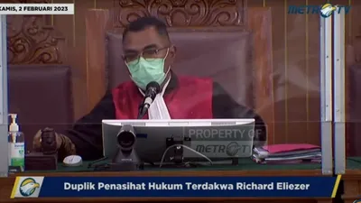 Dalam membacakan duplik dari Richard Eliezer, Ronny Talapessy menyuarakan dengan lantang. Hakim Wahyu beri jadwal vonis.