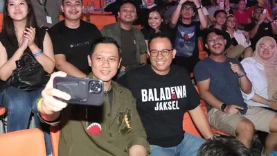 Anies Baswedan bersama Anies Baswedan yang duduk di sebelah Ketum Partai Demokrat Agus Harimurti Yudhoyono (AHY) nonton konser konser Dewa 19.AHY nonton bareng konser Dewa 19 