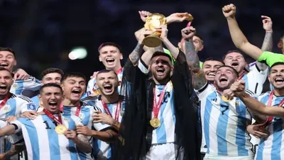 Messi bersama rekan setimnya merayakan kemenangan Piala Dunia 2022 (Twitter @fifaworldcup)