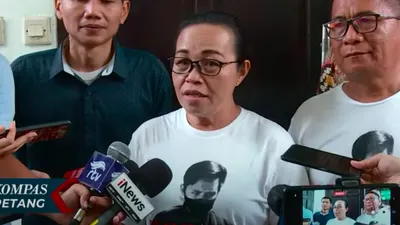 Jelang sidang vonis hukuman dari majelis hakim, Richard Eliezer nampak lebih tenang, termasuk sang ibunda.