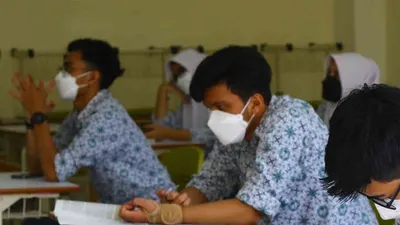 Ilustrasi siswa SMA. Saat membuat name tag, biasanya OSIS yang berperan sebagai pelaksana MPLS akan menetapkan sejumlah peraturan.