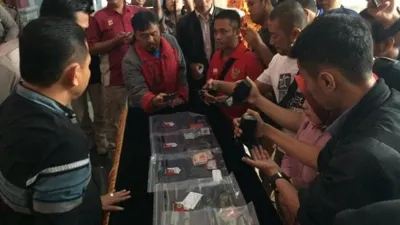 Aparat kepolisian menunjukkan barang bukti terkait aksi pemerasan yang dilakukan oknum wartawan.