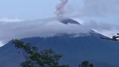 Gunung Semeru kembali alami erupsi pada, Jumat 16 Desember 2022, pukul 04:55 WIB