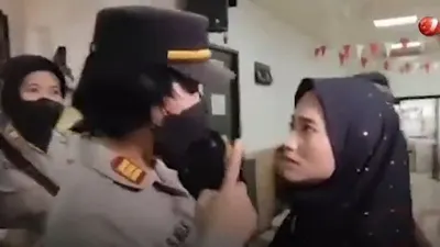 Nekat! Seorang Wanita Terobos Brimob untuk Bisa Peluk Ferdy Sambo di Ruang Sidang, Ini Alasannya