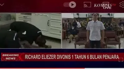 Tangis Haru kedua orangtua Richard Eliezer saat mendengar vonis anakya lewat siaran televisi