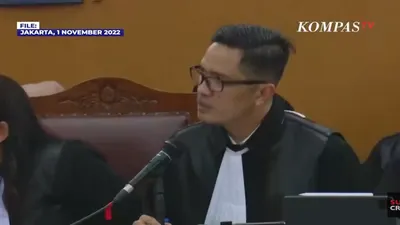 Potret Febri Diansyah dalam ruang sidang 