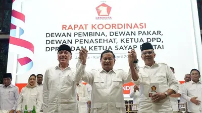 Iwan Bule (kiri) dikukuhkan menjadi Wakil Ketua Dewan Pembina Partai Gerinda diangkat tangannya oleh Ketua Umum Partai Gerinda Prabowo Subianto (tengah) 