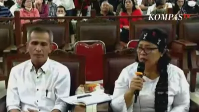 Orang Tua&nbsp;Brigadir J Sambangi Polres Jaksel untuk Bongkar Misteri Hilangnya Uang dan HP Yosua?
